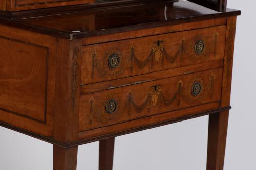 Mueble vitrina estilo George III, XIX.