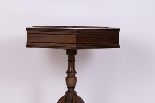 Regency display table, 19th century.