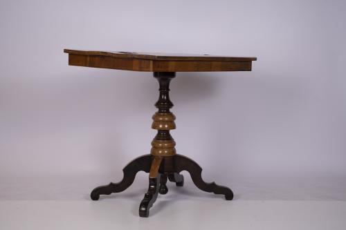 Italian pedestal table, second half of the 20th century.
