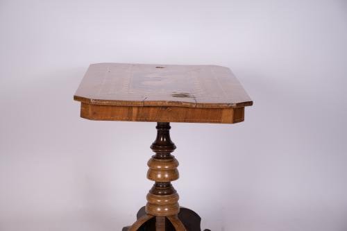Italian pedestal table, second half of the 20th century.