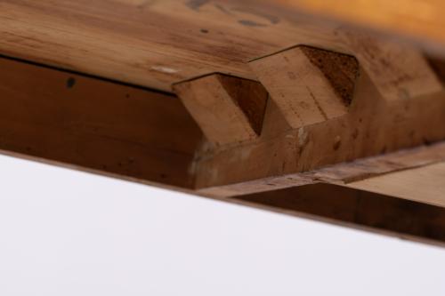Italian pedestal table, second half of the 20th century.