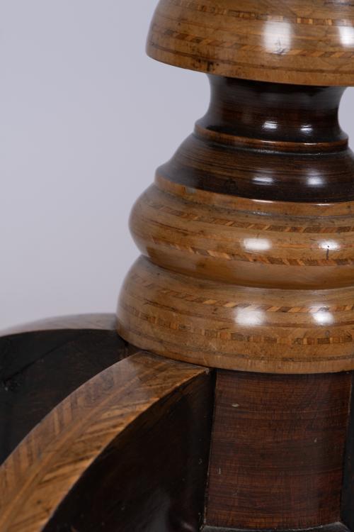 Italian pedestal table, second half of the 20th century.