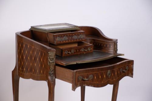Bonheur du Jour, estilo transición, med. siglo XX. 