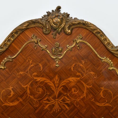 Cama estilo Isabelino, med. siglo XX. 