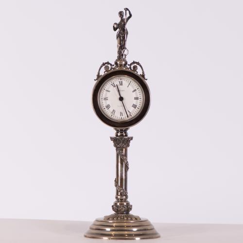 GREINIER, Reloj de sobremesa, siguiendo estilos Neoclásicos, circa 1960. 