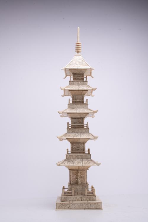 ESCUELA CHINA, SIGLO XIX.  Pagoda en marfil.