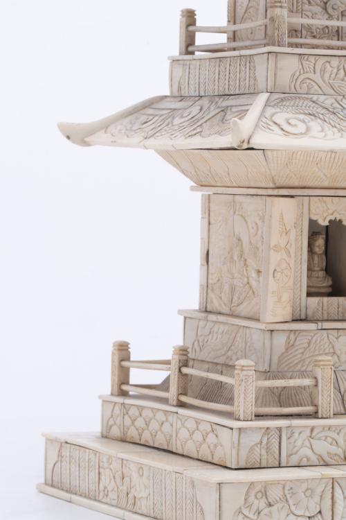 ESCUELA CHINA, SIGLO XIX.  Pagoda en marfil.