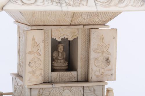 ESCUELA CHINA, SIGLO XIX.  Pagoda en marfil.