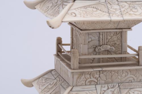 ESCUELA CHINA, SIGLO XIX.  Pagoda en marfil.