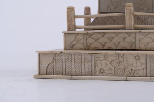 ESCUELA CHINA, SIGLO XIX.  Pagoda en marfil.