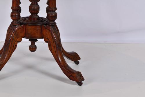 English Victorian table, 19th century.