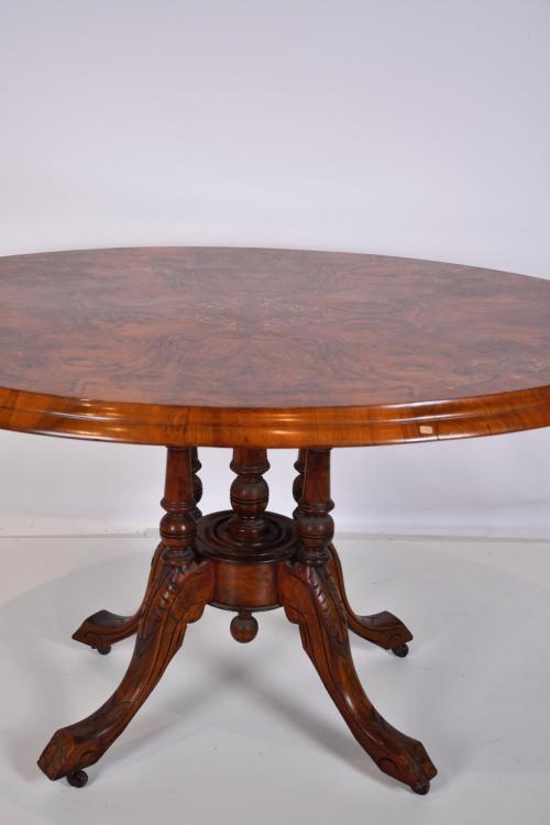 English Victorian table, 19th century.