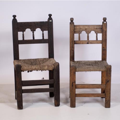 Lote de dos sillas rústicas, siguiendo modelos del siglo XVII, siglo XIX.