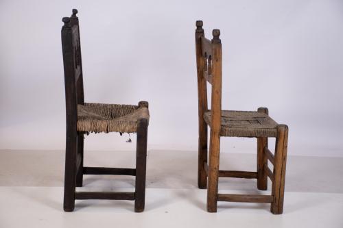Lote de dos sillas rústicas, siguiendo modelos del siglo XV