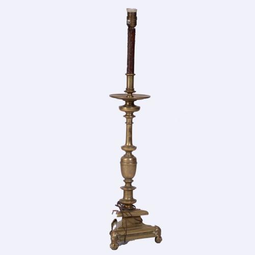 VALENTÍ. Torch-like table lamp.