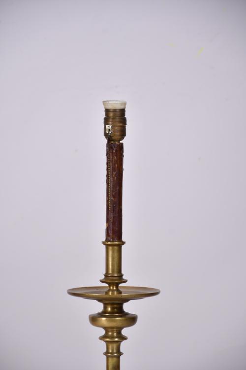 VALENTÍ. Torch-like table lamp.