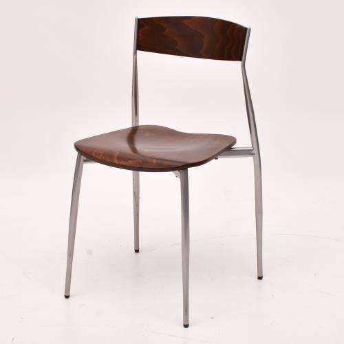 Conjunto de cuatro sillas siguiendo modelos nórdicos, circa