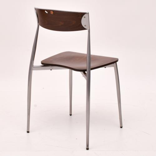 Conjunto de cuatro sillas siguiendo modelos nórdicos, circa