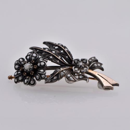 Floral brooch with diamonds and trembleuse.