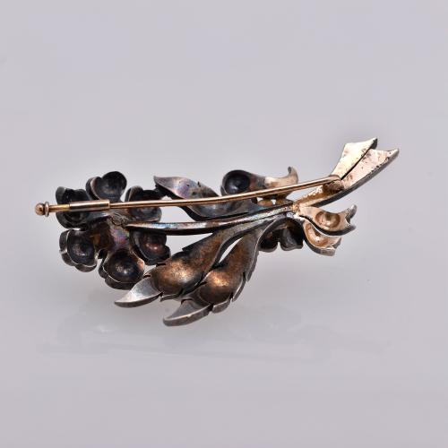 Floral brooch with diamonds and trembleuse.