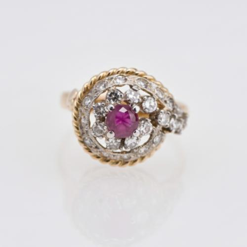 Ring with ruby and diamonds rosette.