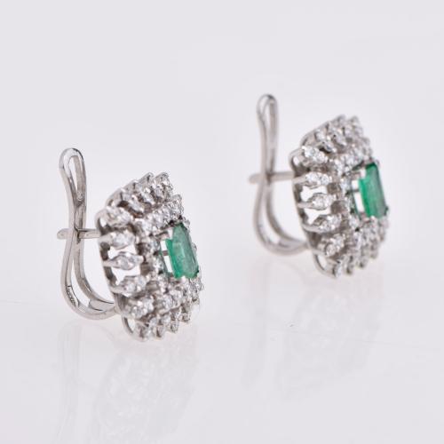 1970&#39;s earrings with emerald and diamonds rosette.