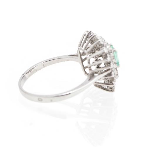 1970&#39;s ring with emerald and diamonds rosette.