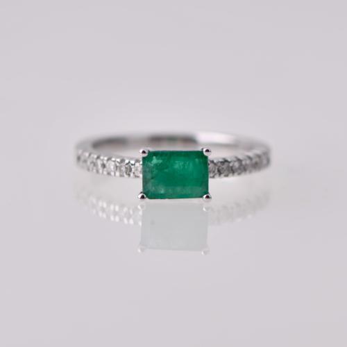 Half weddig ring with a central emerald