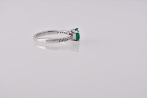 Half weddig ring with a central emerald