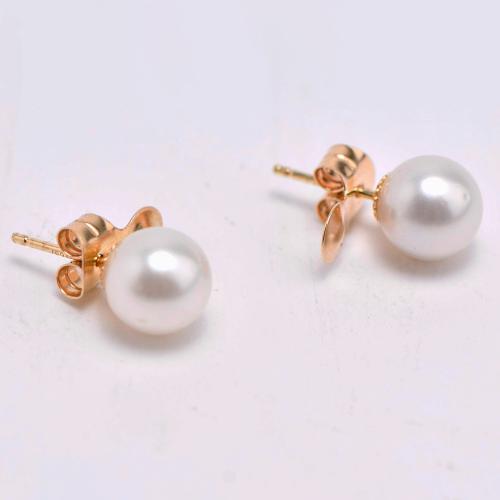Stud earrings with Australian pearls.