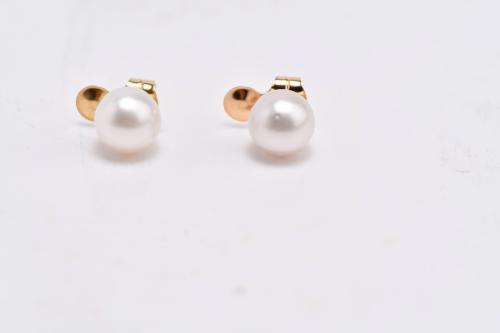 Stud earrings with Australian pearls.