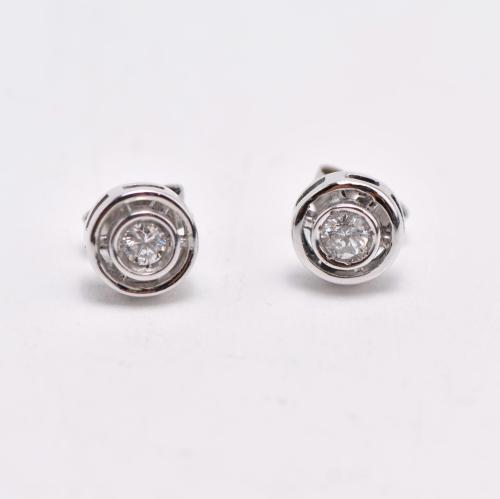 Earrings with diamonds setting.