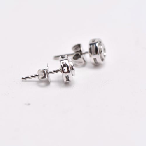 Earrings with diamonds setting.