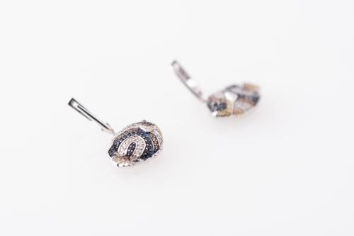 Fish-shaped pendant earrings.