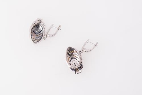 Fish-shaped pendant earrings.