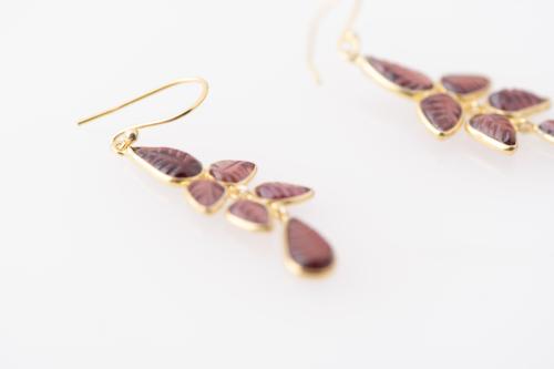 Leaf-shaped pendant earrings