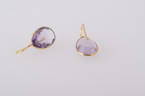 Oval earrings with a large amethyst.