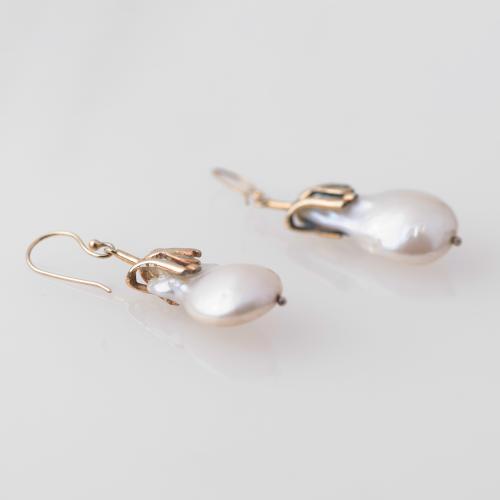 Baroque pearl long earrings.