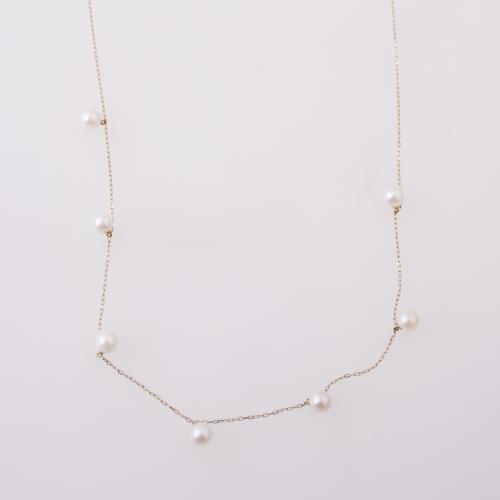 Pearls choker.