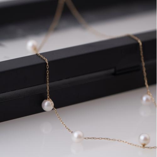 Pearls choker.