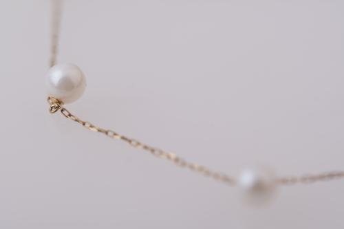 Pearls choker.