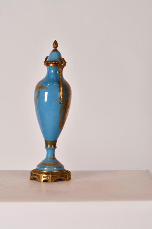 AFTER SEVRES MODELS, pair of urns, 20th century.
