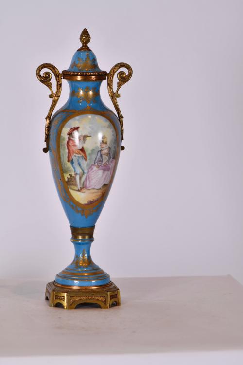 AFTER SEVRES MODELS, pair of urns, 20th century.