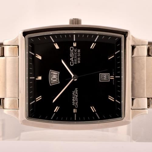 Analogue wristwatch.