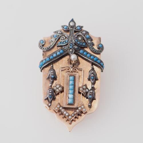 Noucentista pendant in the shape of a shield, early 20th century.