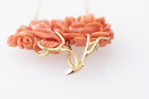 Floral pendant.