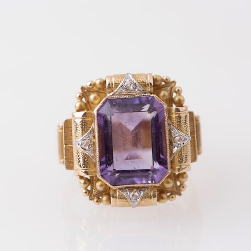 Noucentista signet ring.