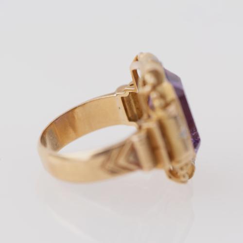 Noucentista signet ring.
