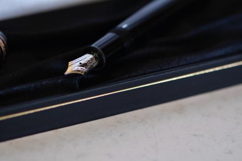 CROSS.   Fountain pen.