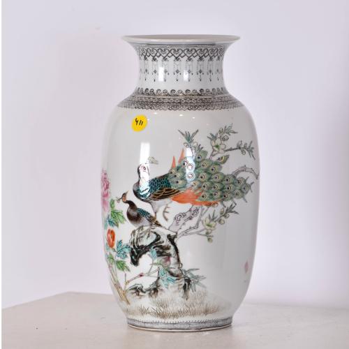 SIGUIENDO MODELOS DE LA DINASTIA QING. Jarrón, siglo XX.